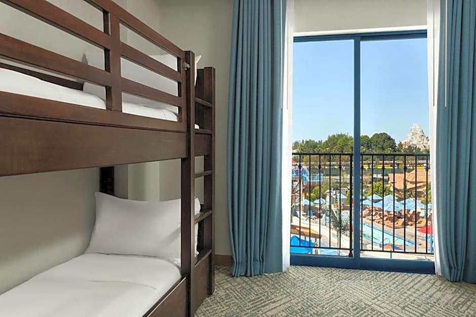 Courtyard by Marriott Anaheim Theme Park Entrance