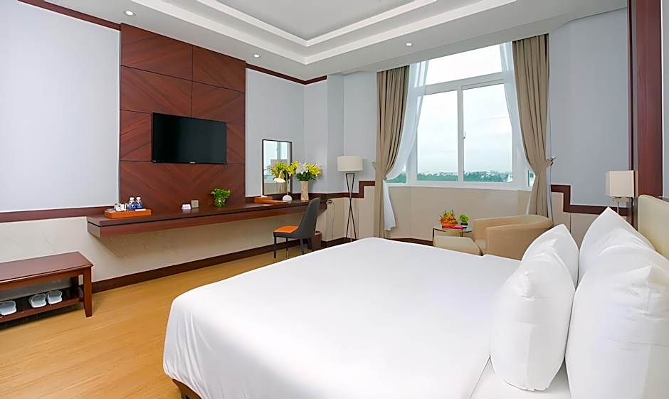 Van Phat Riverside Hotel