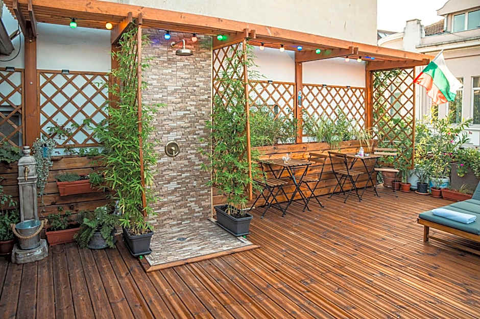 Three Dolphins Hotel with a Rooftop terracе