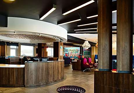 2 QUEEN MOBILITY/HEARING ACCESS W/TUB