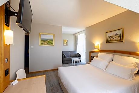 Junior Suite with Queen Bed and Sofa Bed - Non-Smoking