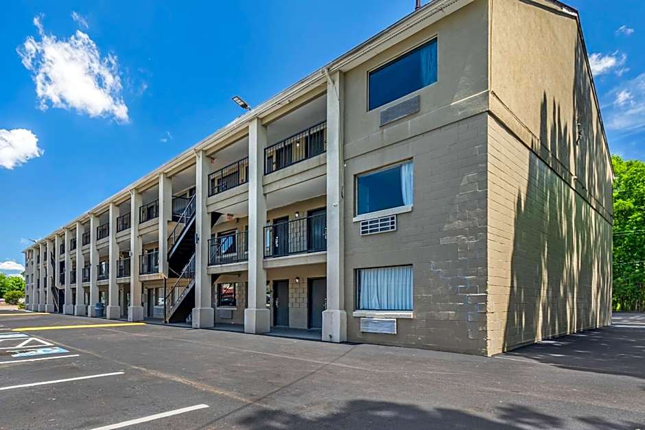 Econo Lodge Inn & Suites I-64 & Us 13