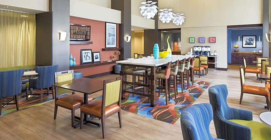 Hampton Inn & Suites Pensacola I-10 N at University Town Plaza