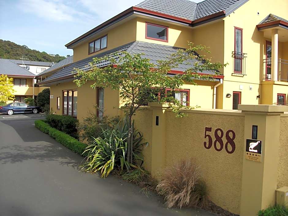 Alhambra Oaks Motor Lodge