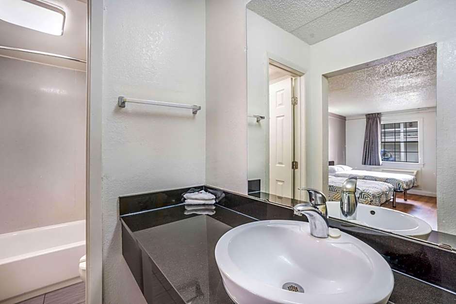 Motel 6 Dallas Market Center