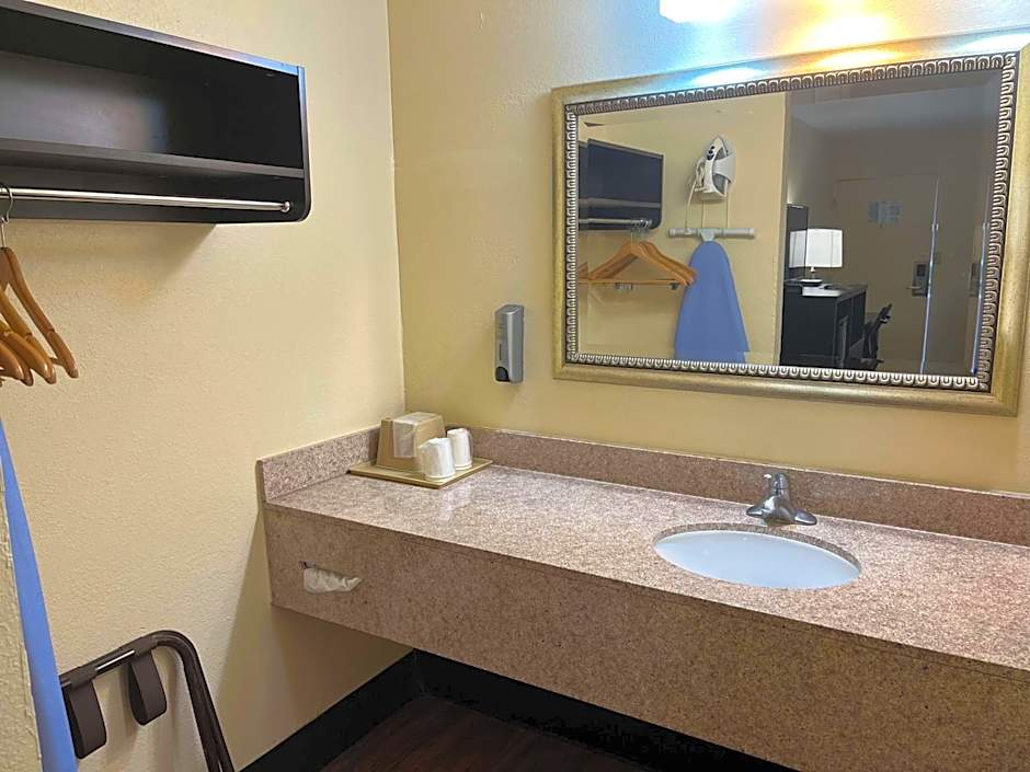 Motel 6 Forsyth, GA Tift College