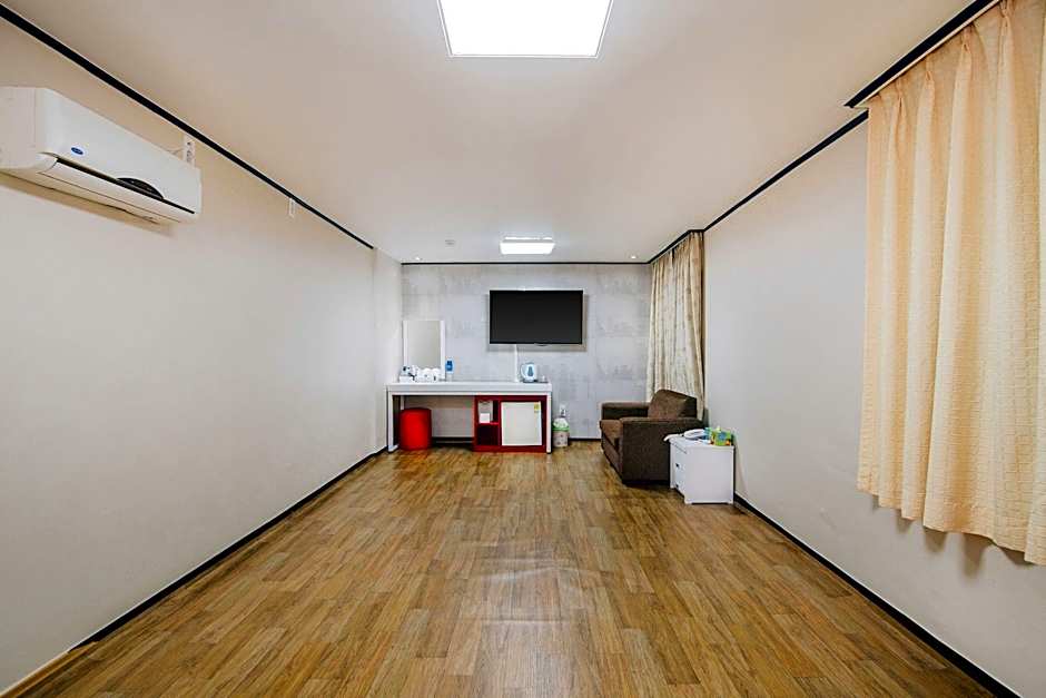 The Oakra Hotel