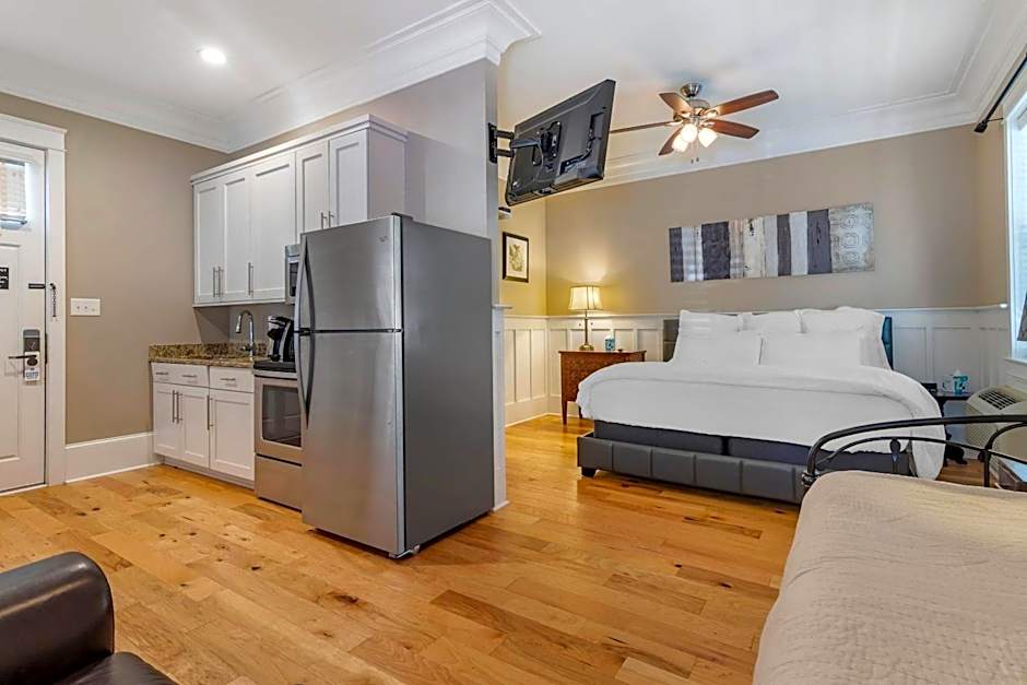 Photo 1 of 6 of 1 King Bed with Sofabed Suite
