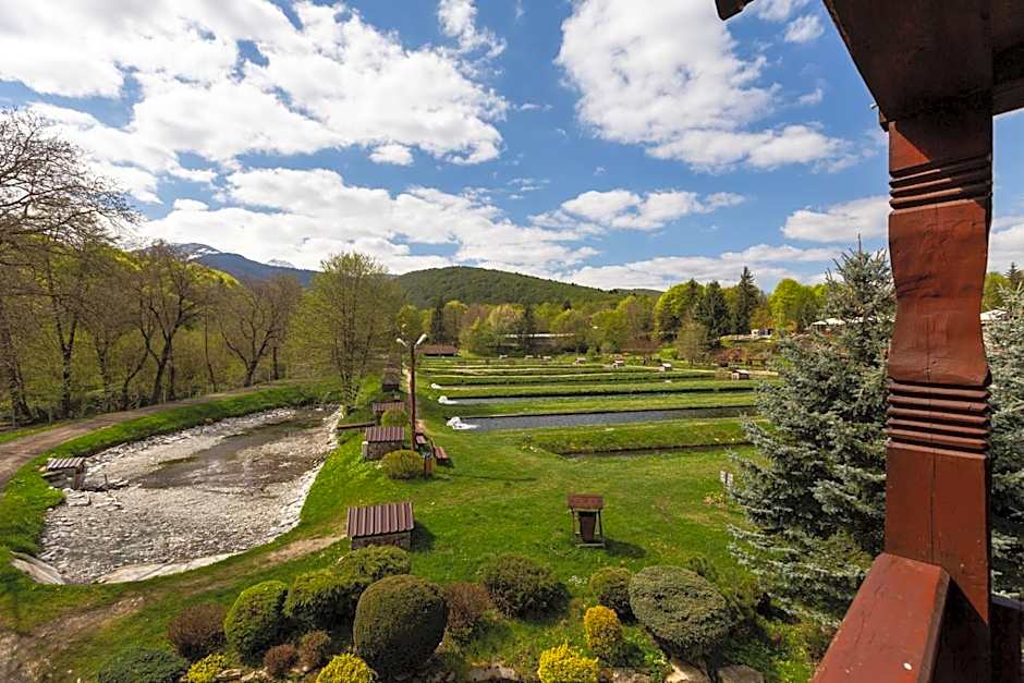 Complex Pastravaria Albota