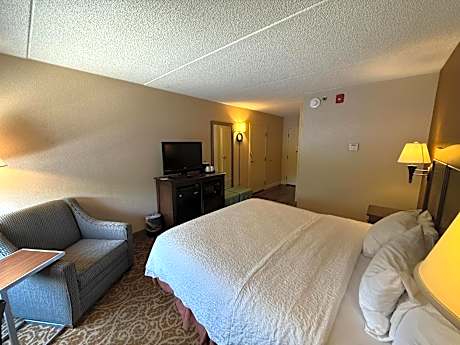 King Room with Roll-In Shower - Mobility and Hearing Access/Non-Smoking