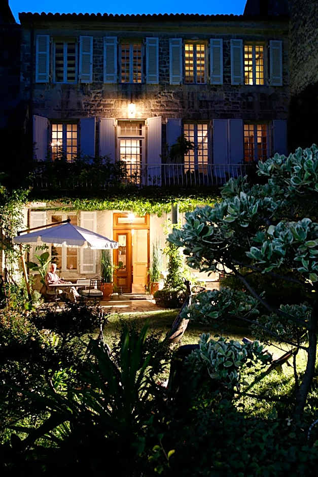 La Porte Rouge - The Red Door Inn