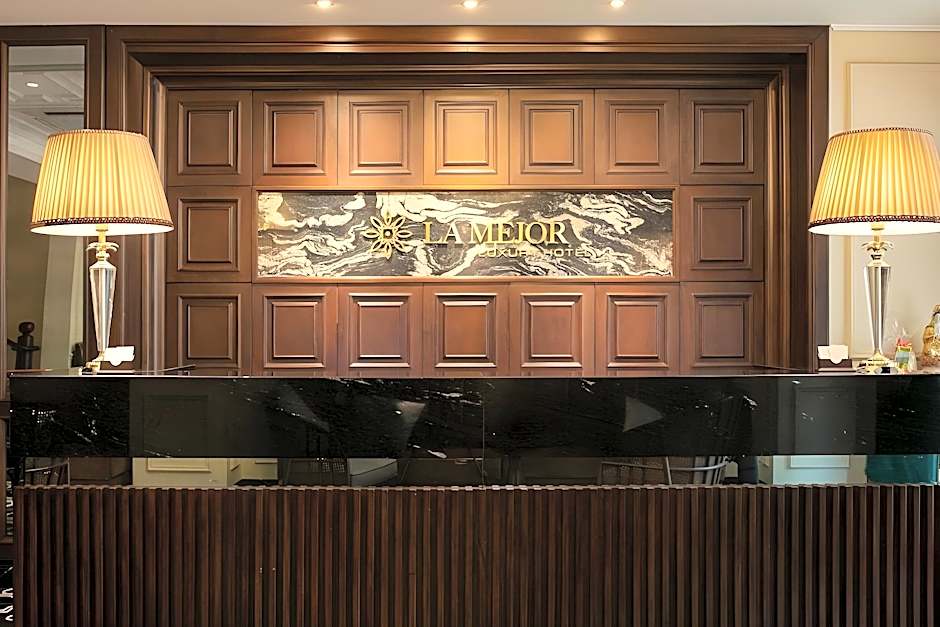 La Mejor Hotel & Sky Bar