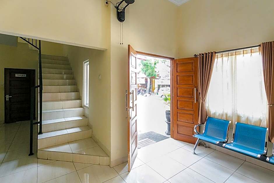 RedDoorz Syariah near Purwosari Train Station