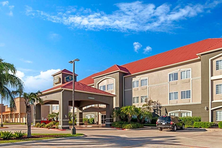 La Quinta Inn & Suites by Wyndham Mercedes Outlet Mall