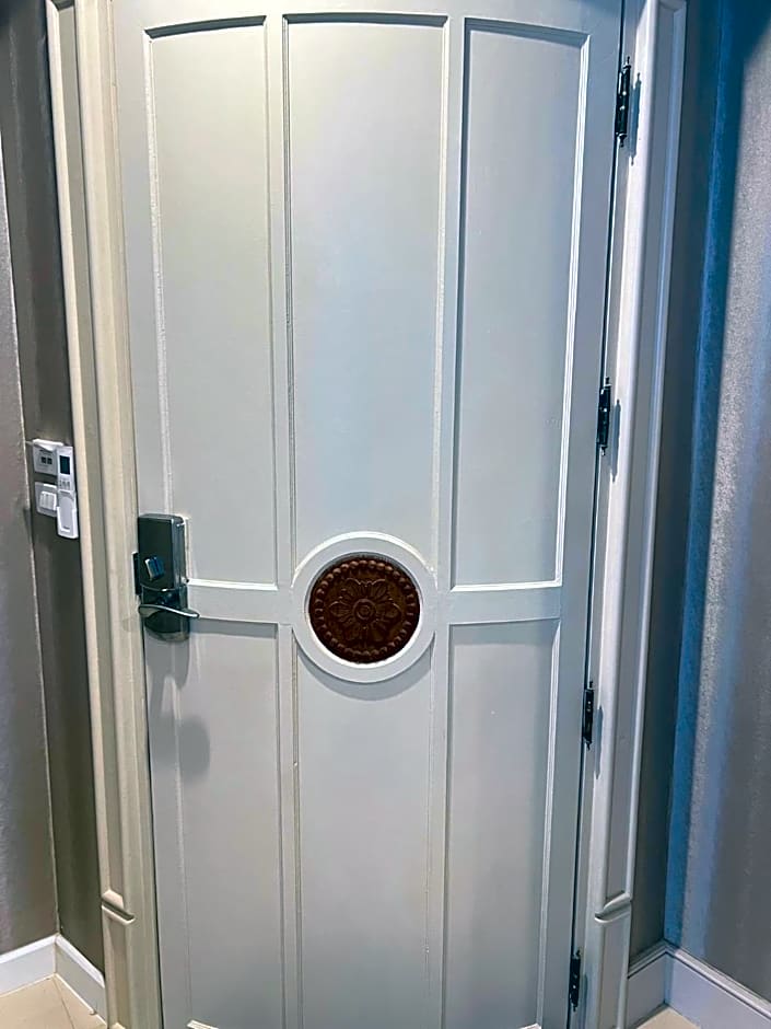 V20 Boutique Jacuzzi Hotel