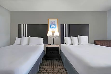 2 Queen Beds | Smoking, Micfridge