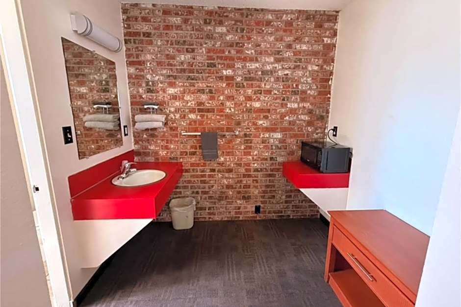 Travelers Inn by OYO Longview Kelso