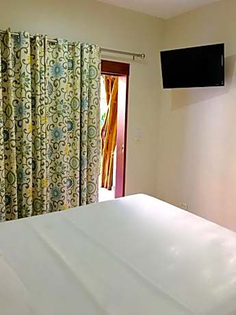 Queen Poolside Room