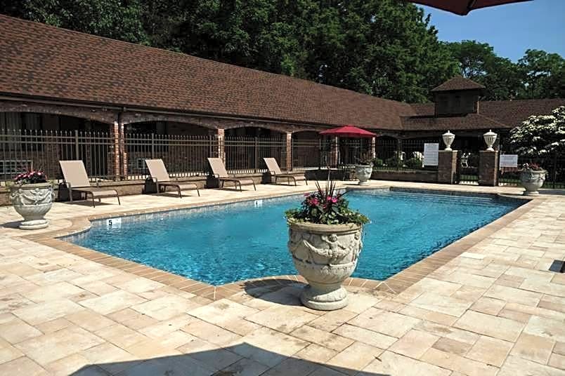 Chalet Inn & Suites