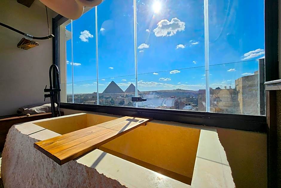 The 2 BDR Pyramids Vista w Bathtub