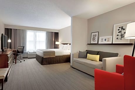 1 King Bed, Suite, Nonsmoking, Accessible