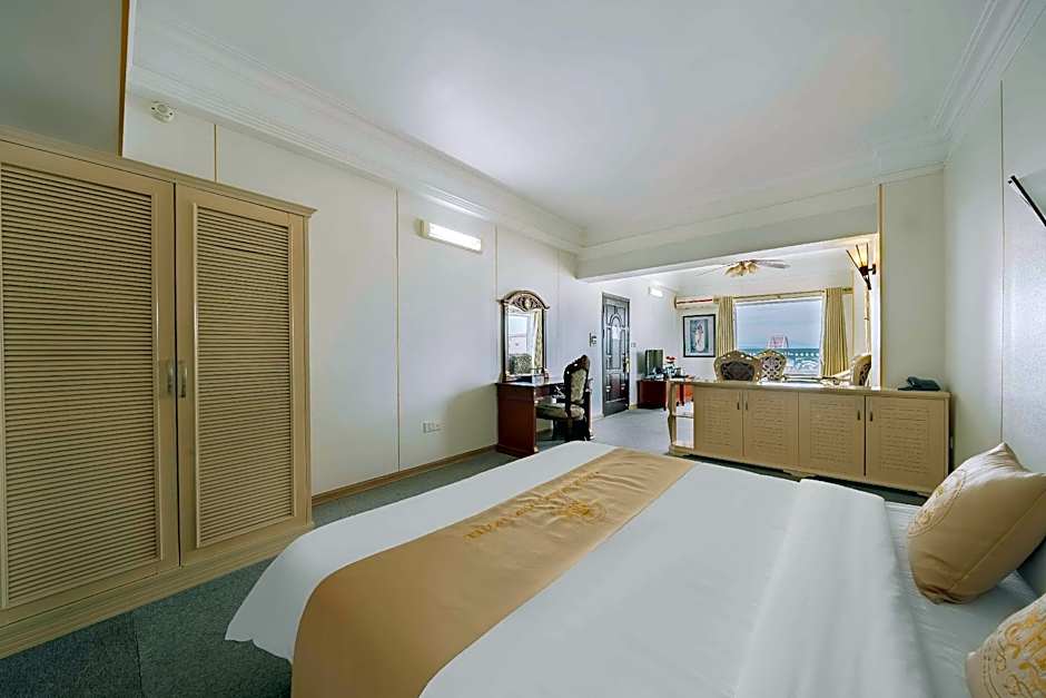 Classic Hoang Long Hotel