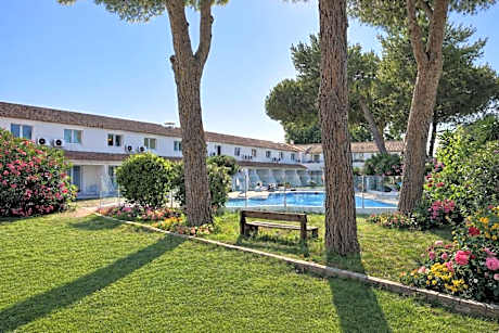 Artemia Aigues-Mortes - Hôtel avec piscine - Bornes électriques - Parking privé - Local vélo-moto