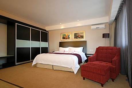 1 King Bed, Non-Smoking , Upgrade