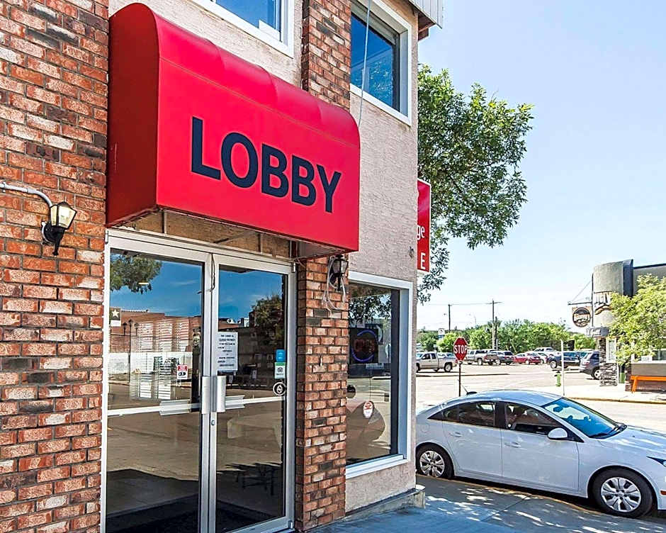 Econo Lodge Inn & Suites