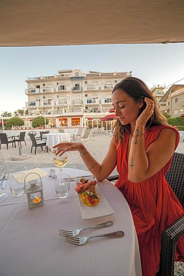 Hotel Soraya - Spiaggia Sawasdee with Beach, Restaurant & Parking