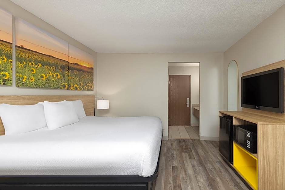 Days Inn and Suites by Wyndham Kansas City South