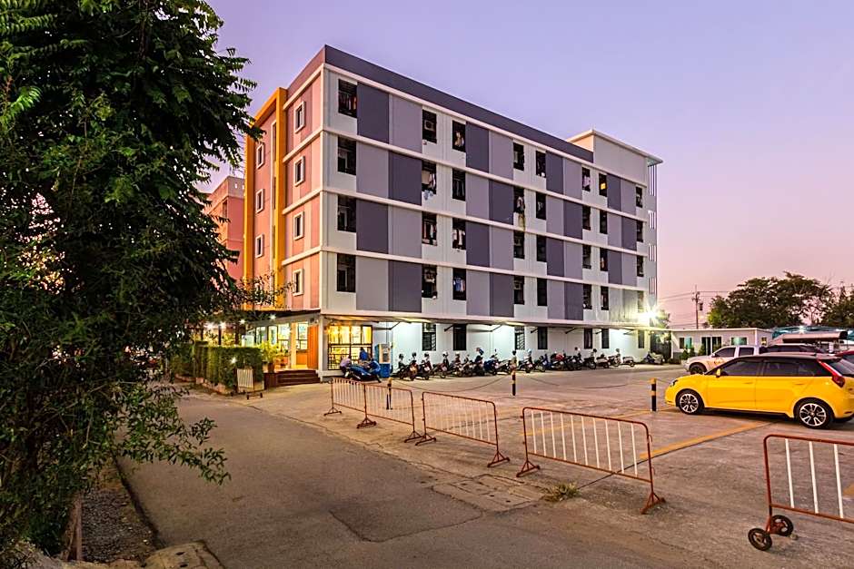 Salinsiri at ladkrabang