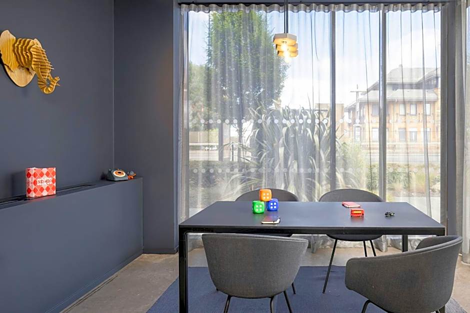 Moxy London Heathrow Airport