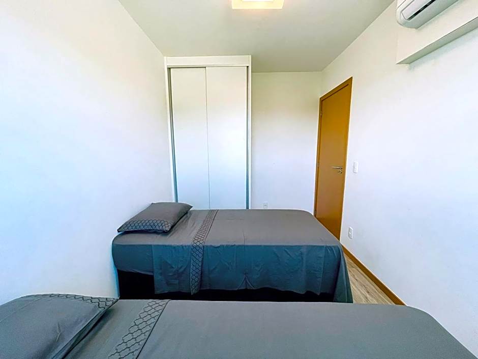 Apto 6º andar, 200m praia, 15min Beto Carrero, 2 quartos, sacada com churrasqueira