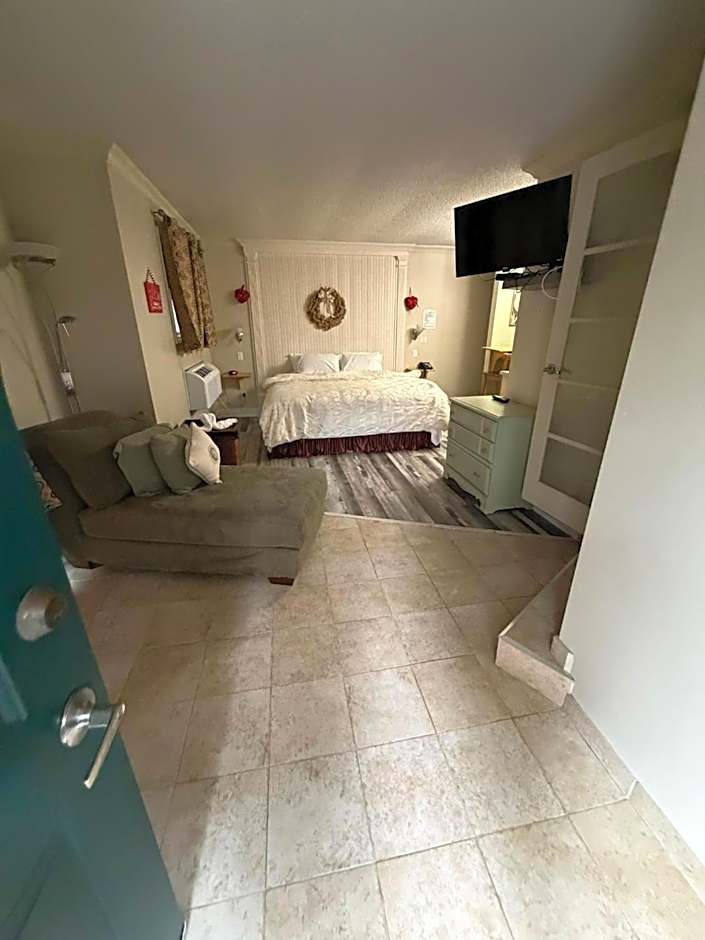 Photo 1 of 7 of Honeymoon Suite, No Pets