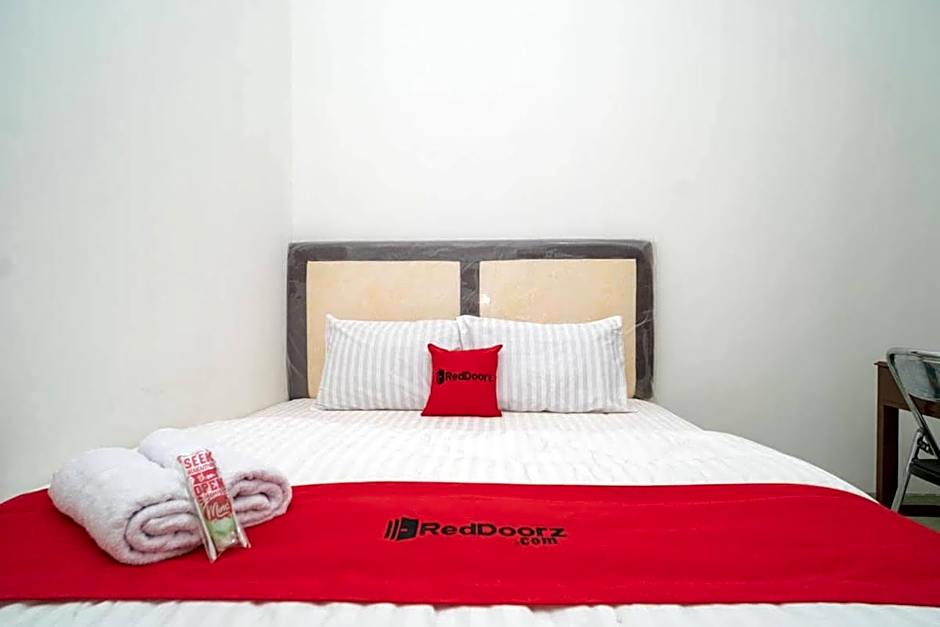 RedDoorz Near Bundaran Ciceri