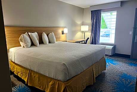 1 King Bed, Mobility Accessible Room, Non-Smoking