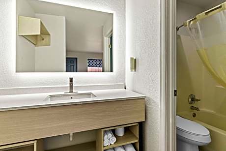 Quadruple Room with Two Queen Beds - Non Smoking