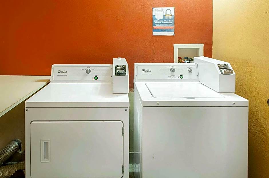 Econo Lodge West - Coors Blvd