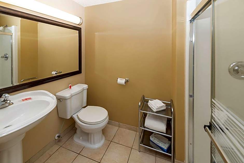 Econo Lodge Inn & Suites