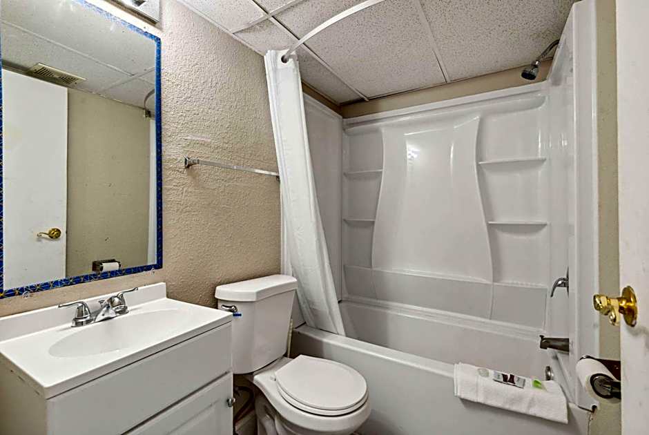 Super 8 by Wyndham Millbury/Toledo