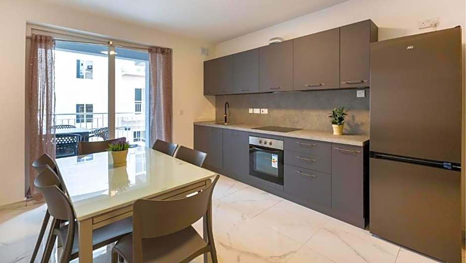 Spacious 2BR Apartment with Terrace - by HostMT