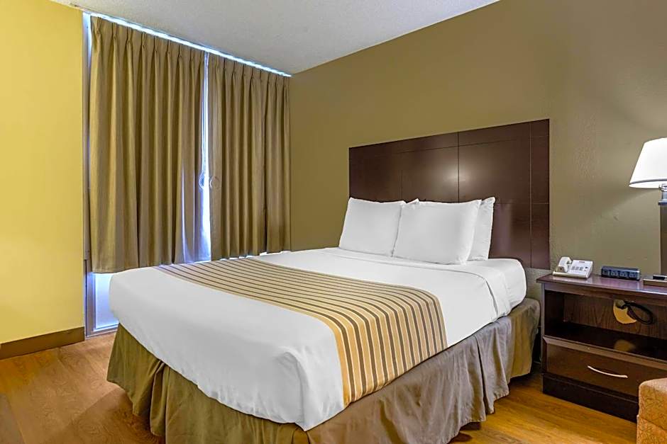 Econo Lodge Inn & Suites Triadelphia - Wheeling