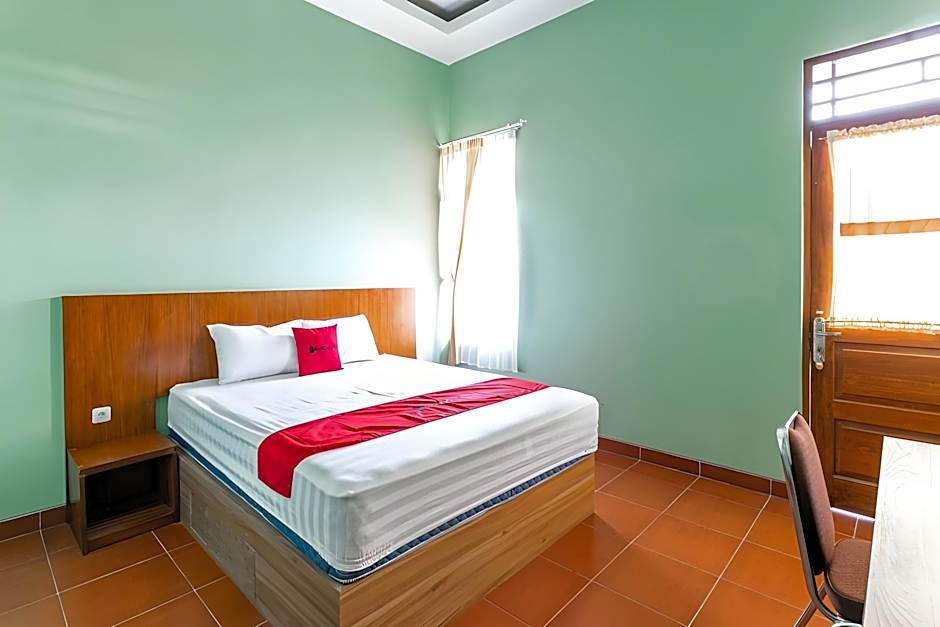 RedDoorz near Puro Mangkunegaran