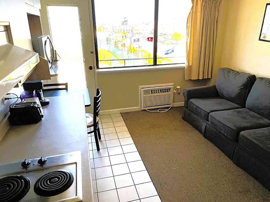 Oceanic Hotel & Barefoot Tiki Bar