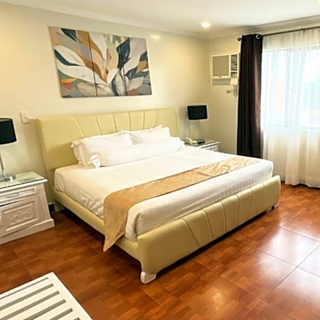 Junior Suite Queen Bed