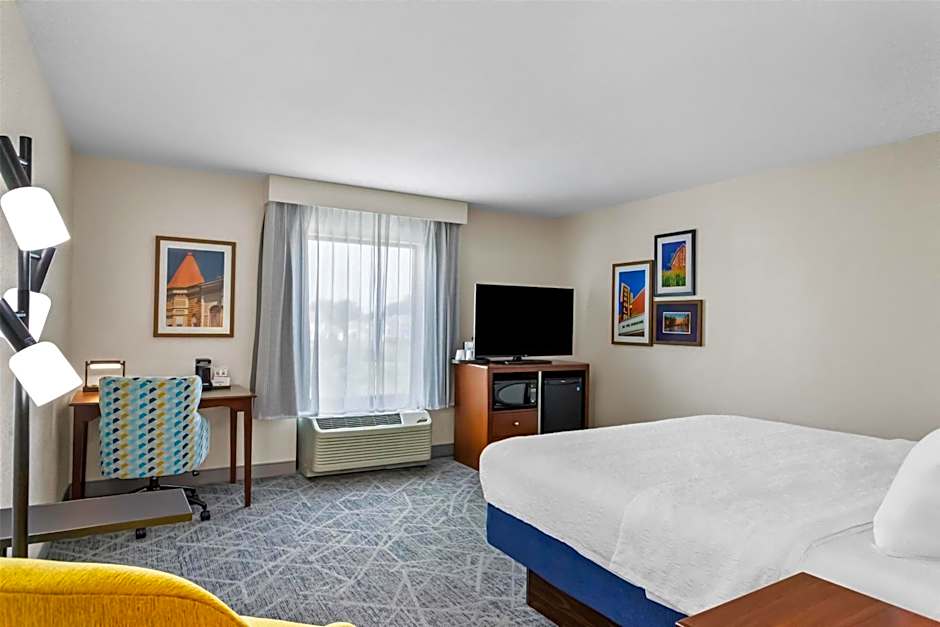 Hampton Inn By Hilton Dekalb (Near The University)