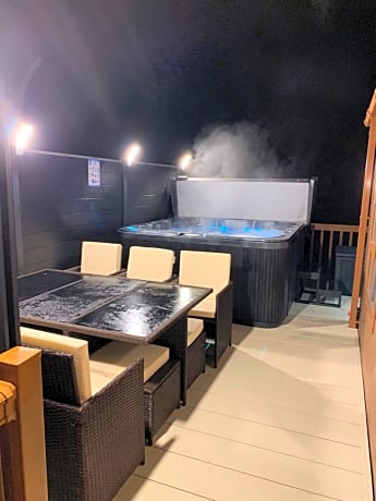 Moonlight Ridge -2 bedroom lodge with hot tub