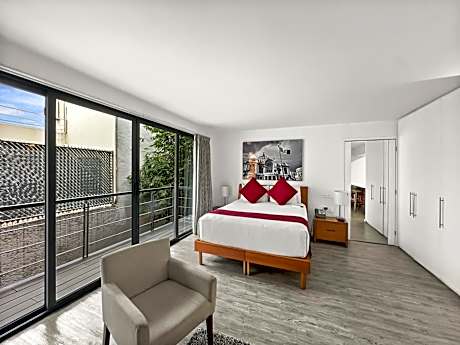 Deluxe Double Room with One Queen Bed