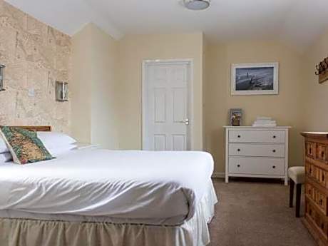 Family room-Ensuite with Bath